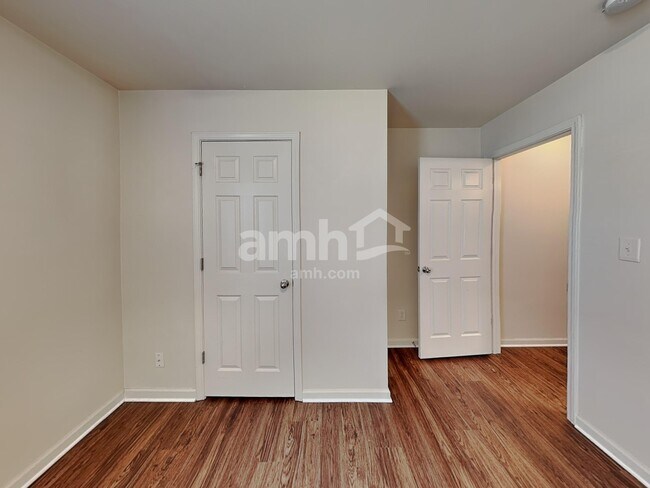 Building Photo - 975 Donington Cir