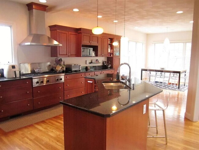 Building Photo - Spectacular 4 bedroom, 4,500 sq ft Single ...