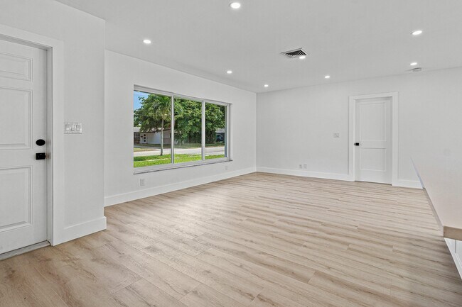 Building Photo - 970 SW 7th St