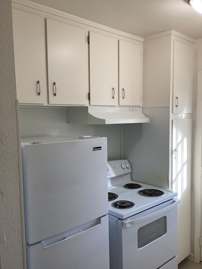 Building Photo - NOW AVAILABLE!! 2 BEDROOM 1.5 BATH GUSTINE APARTMENT