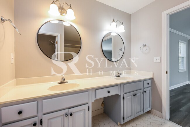 Building Photo - Gorgeous 4 bedroom, 3BA home available now!