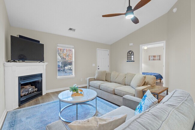 Building Photo - Furnished Rental Modern and clean