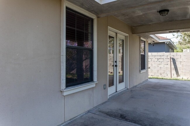 Building Photo - 808 E Gutierrez St