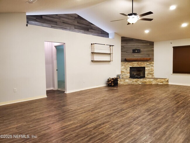 Building Photo - 2149 Pine Tree Ln