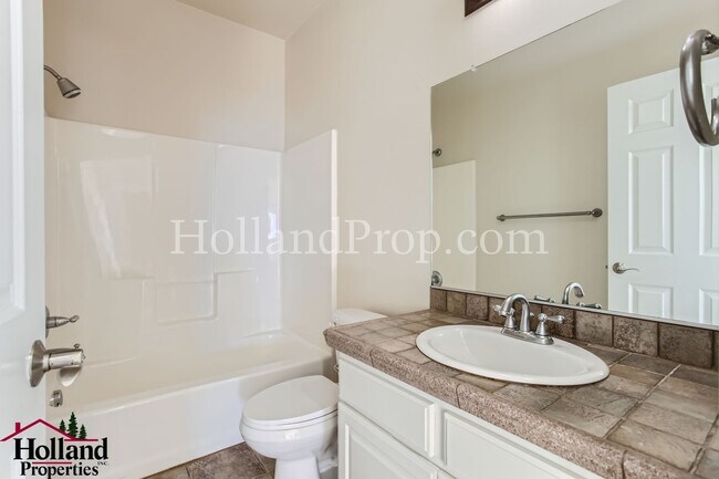 Building Photo - Beautiful 5-Bedroom Retreat with AC, Deck & Breathtaking Views