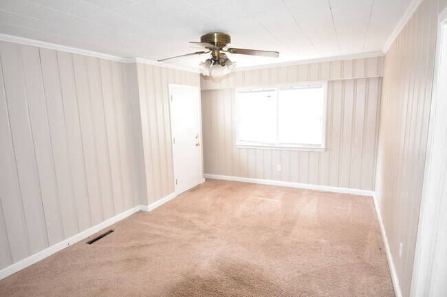 Building Photo - 2 Bedroom and 1.5 Bath Home- Greenwood (No Pets)