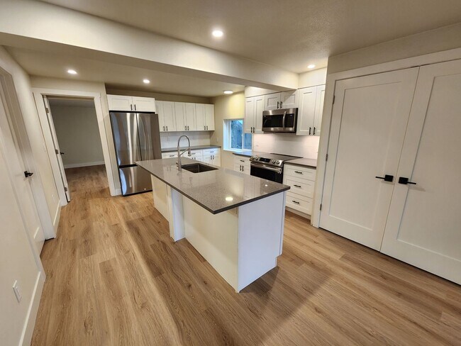 Building Photo - Gorgeous Remodeled 3 bed 2.5 bath in West ...