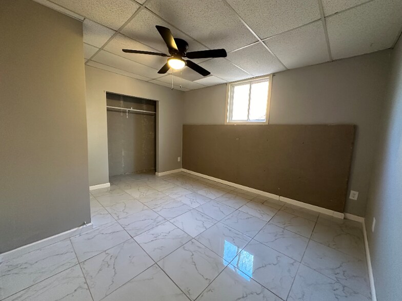 Building Photo - 202 Oakwood Cir