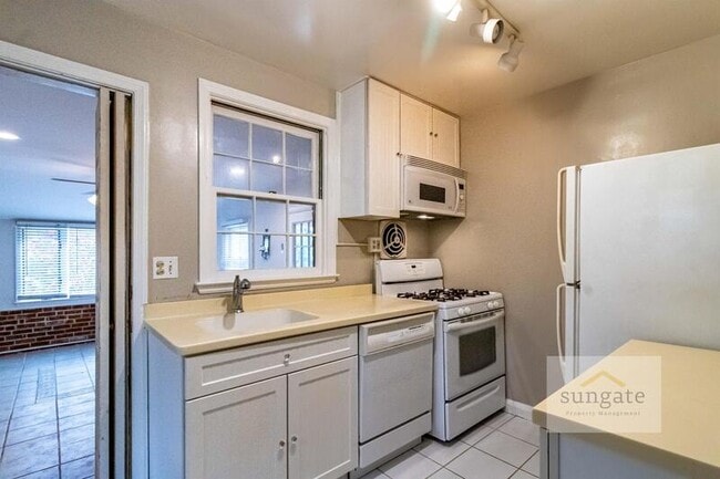 Building Photo - 326 Lincoln Ave