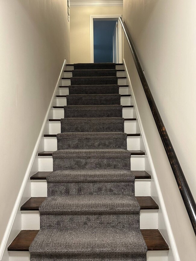 Building Photo - 260 Eastchester Rd