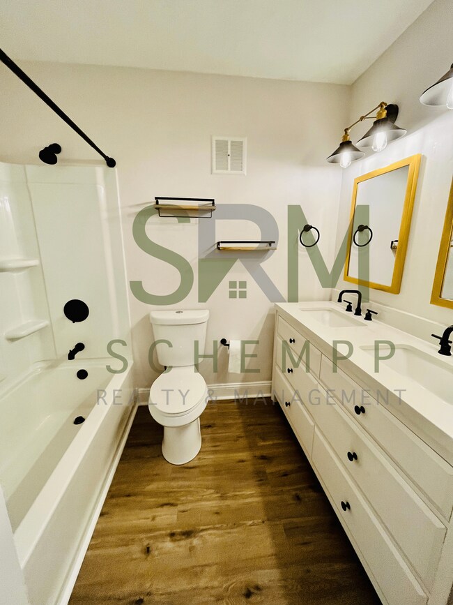 Building Photo - Remodeled one bedroom condo off Gardiner Lane with laundry and pool access!