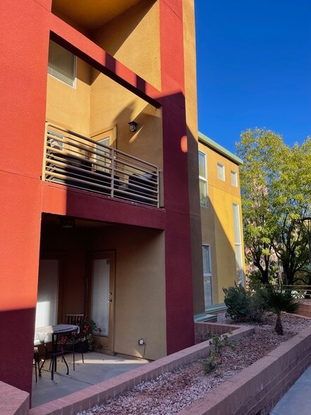 Building Photo - 154 W 5th St