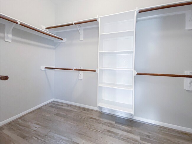 Building Photo - 6227 Carnaby Ln