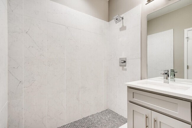 Building Photo - Beautiful 2 Bedroom Townhome