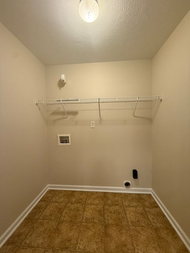 Building Photo - Spacious 3 BR/2BA Home + Formal Dining Roo...