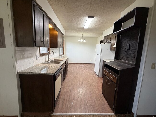 Building Photo - Newly updated 3 bedroom house with fenced yard!