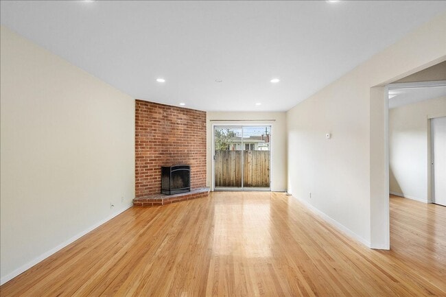 Building Photo - 2208 Buena Vista Ave