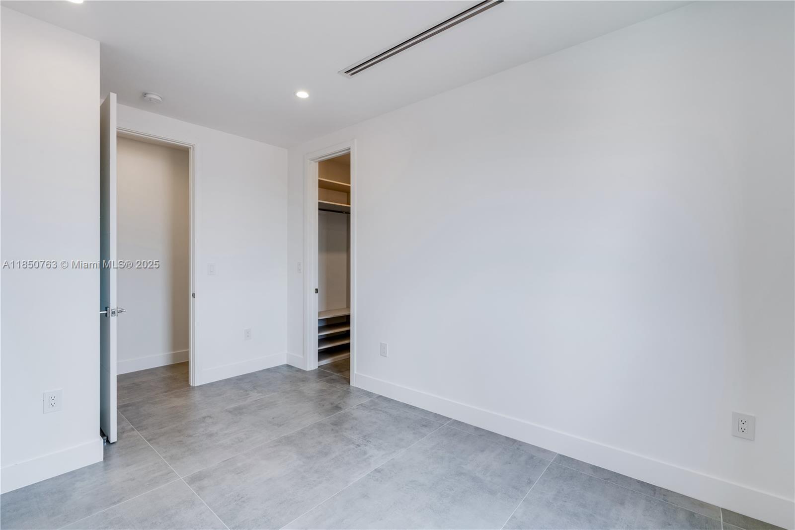 Building Photo - 2840 SW 32nd Ct