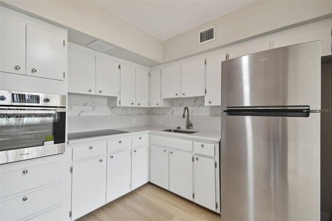 Building Photo - 2433 Brazilia Dr