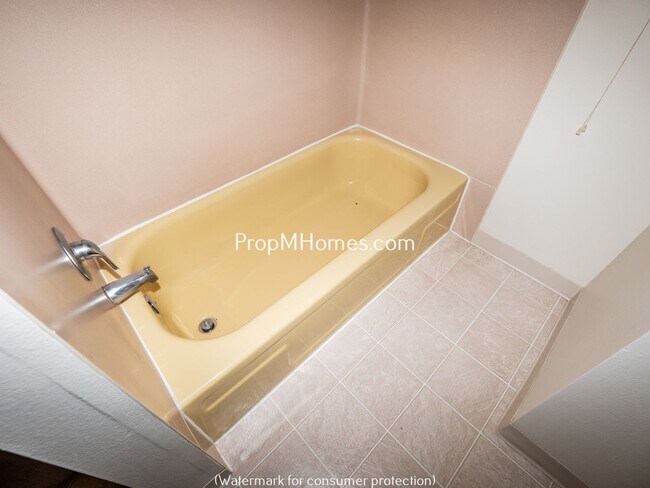 Building Photo - One Bedroom Hawthorne Apartment w/ Secure ...