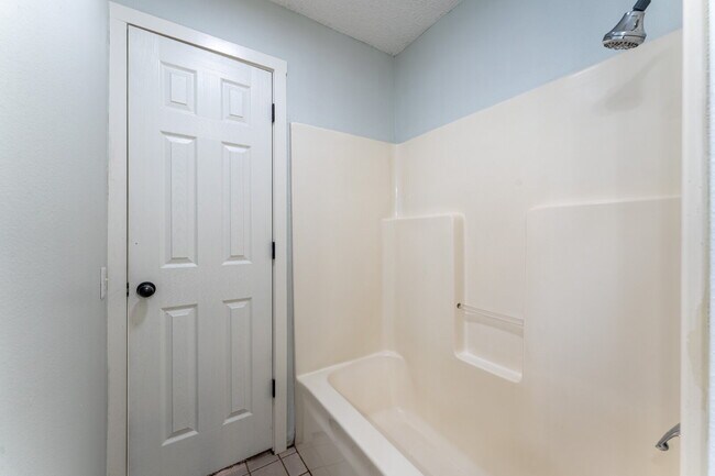 Building Photo - "Charming 2-Bed, 2-Bath Retreat with Grani...