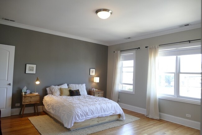 Building Photo - 3024 N Sheffield Ave