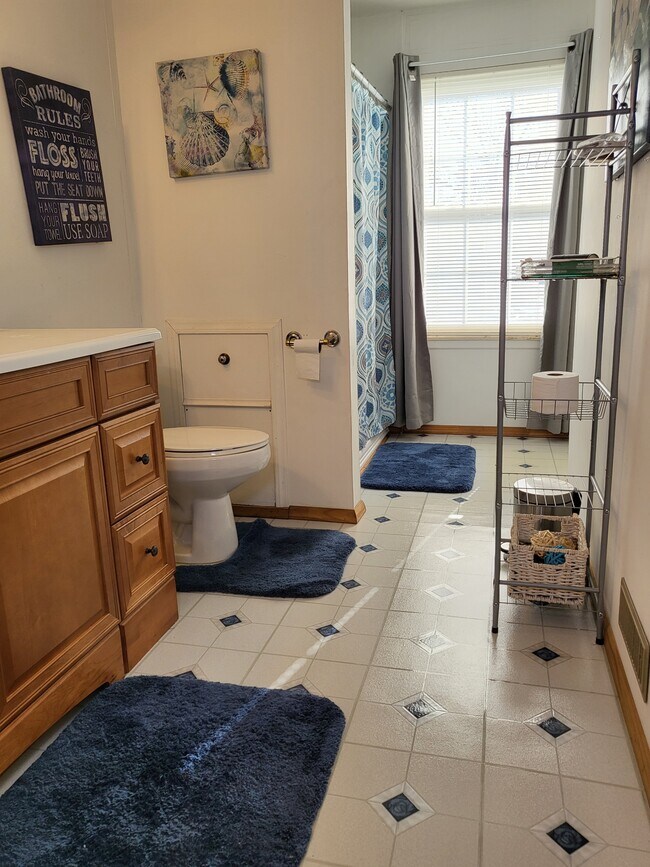 Shared bathroom - 2201 Elgin Ct