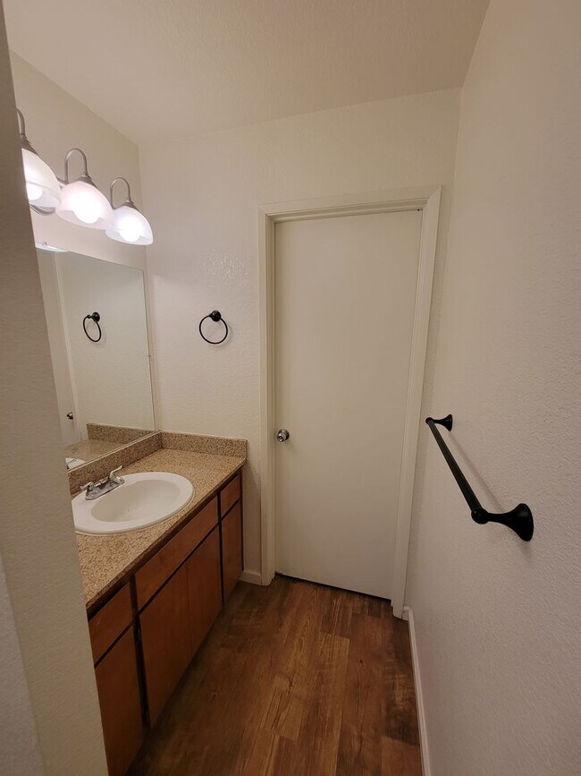 Building Photo - Two Story 3 Bedroom 2 Bath Condo in Chico for Rent!