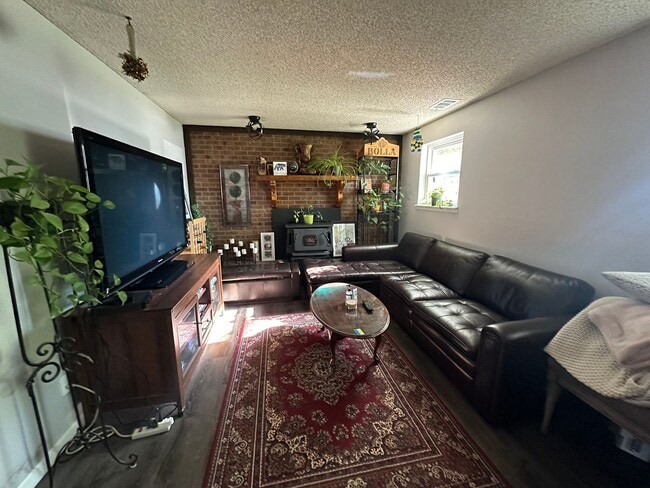 Building Photo - 906 Woodbine Dr