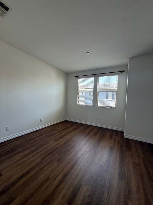 Building Photo - 2 Bedroom, 2.5 Bath Tri-level townhouse in Signal Hill