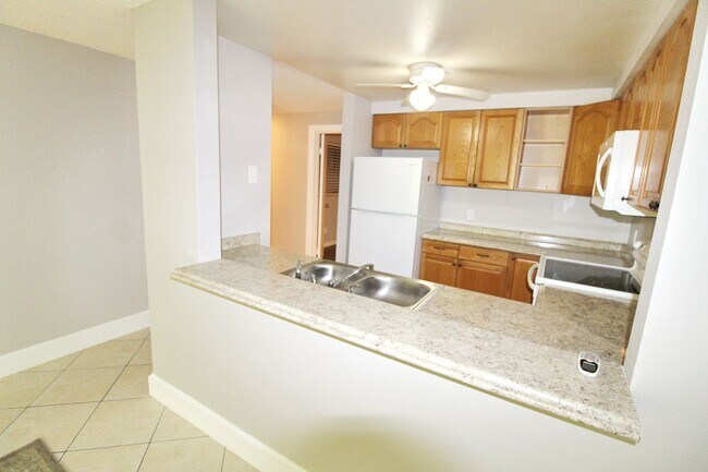 Building Photo - Rare 3-Bedroom, 2-Bath Condo in Sunny Sout...