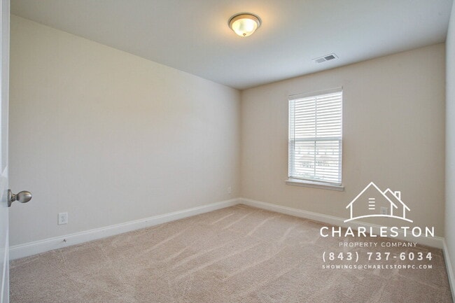 Building Photo - 7824 Montview Rd