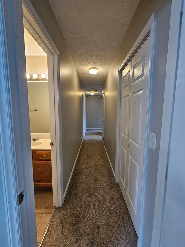 Building Photo - NEW LISTING!!!!!