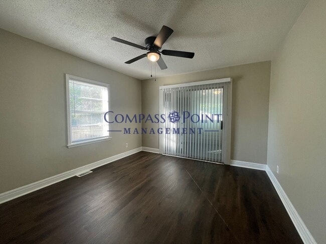 Building Photo - Spacious 3 bedroom and 1 bath house!