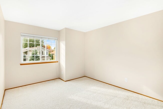 Building Photo - Beautiful and Bright 3 Bedroom Home in Klahanie
