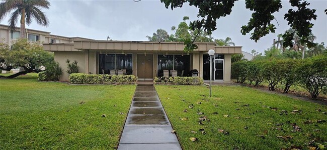 Building Photo - 2244 Winkler Ave