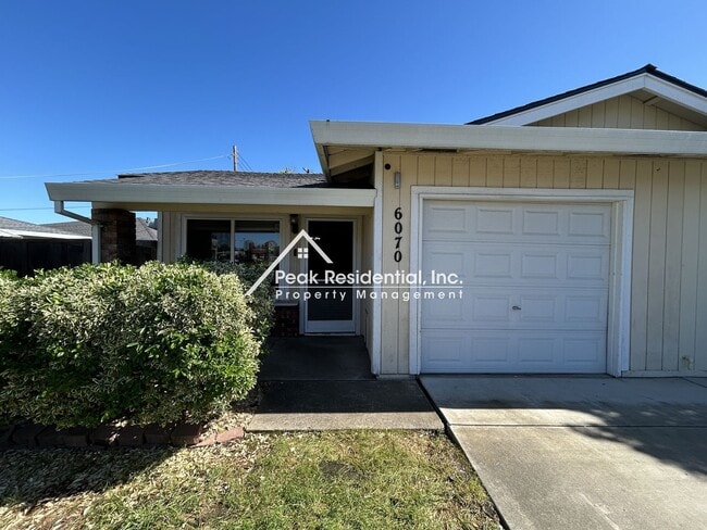 Building Photo - Orangevale 2bd/1ba Duplex with Garage