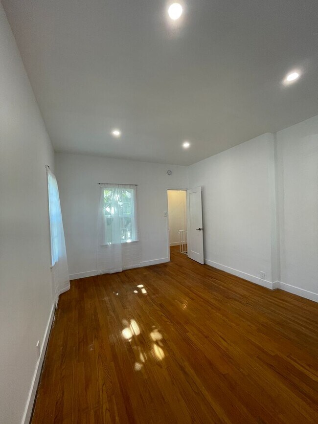 Building Photo - 1811
