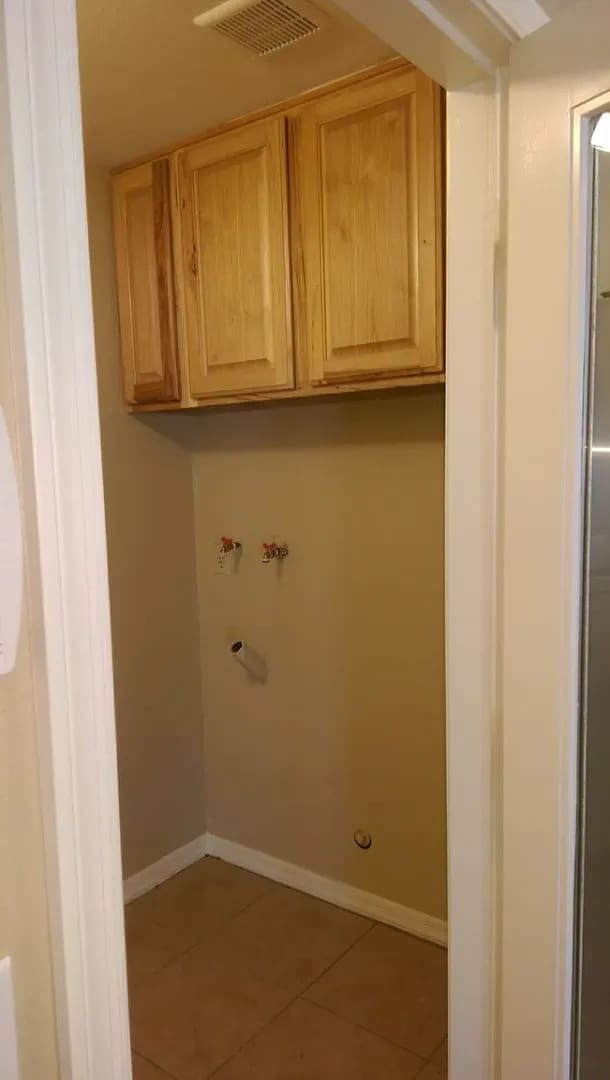 Building Photo - 303 W Scott Ave