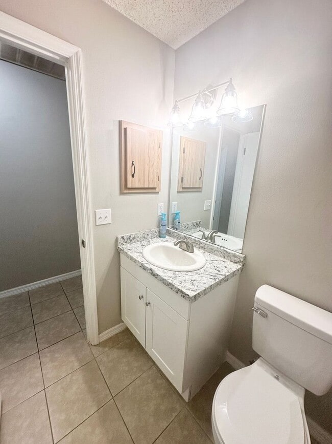 Building Photo - Charming 2-Bedroom Townhome with Bonus Roo...
