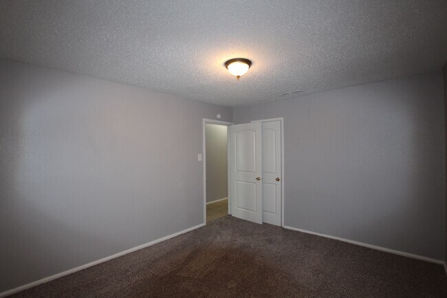 Building Photo - 2327 Plume Dr