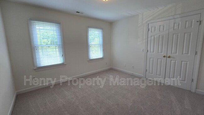Building Photo - 206 W Hill Dr