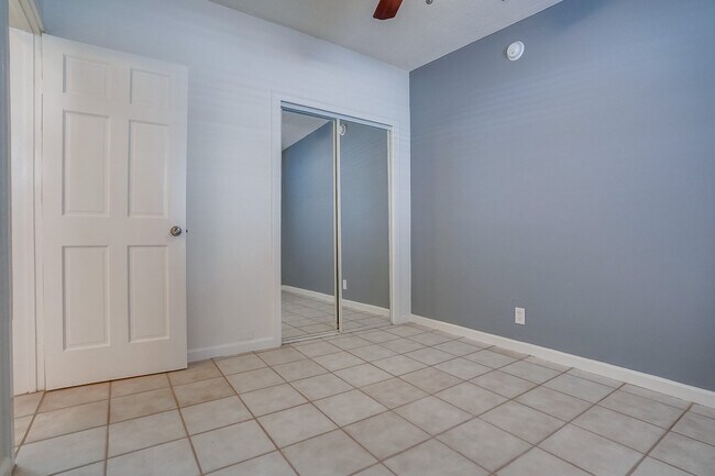 Building Photo - 2419 S Ridgeley Dr