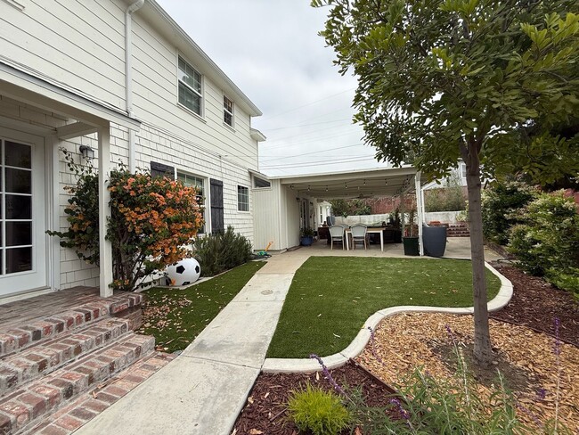 Building Photo - Bright & Modern Two-Story Home with Stunni...