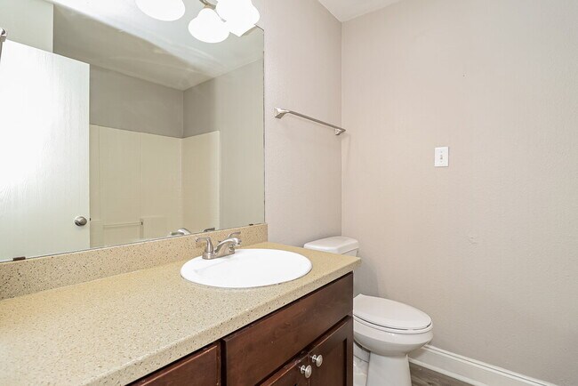 Building Photo - 113 Oak Hollow Ln