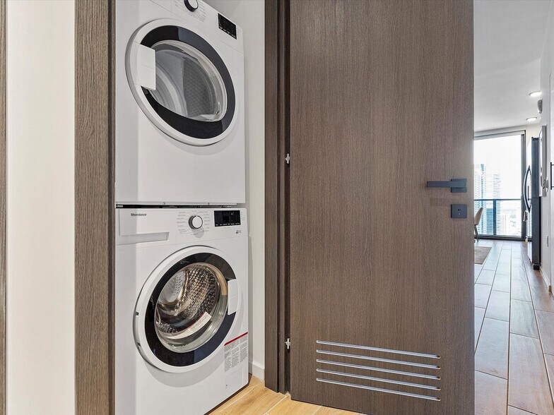 Building Photo - 398 NE 5th St