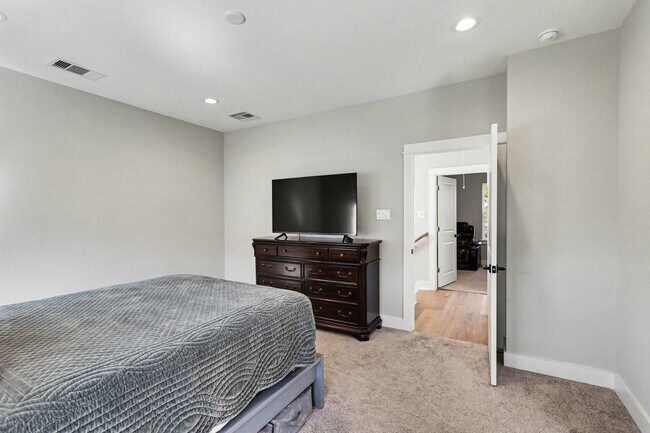 Building Photo - 825 Woodcrest Dr