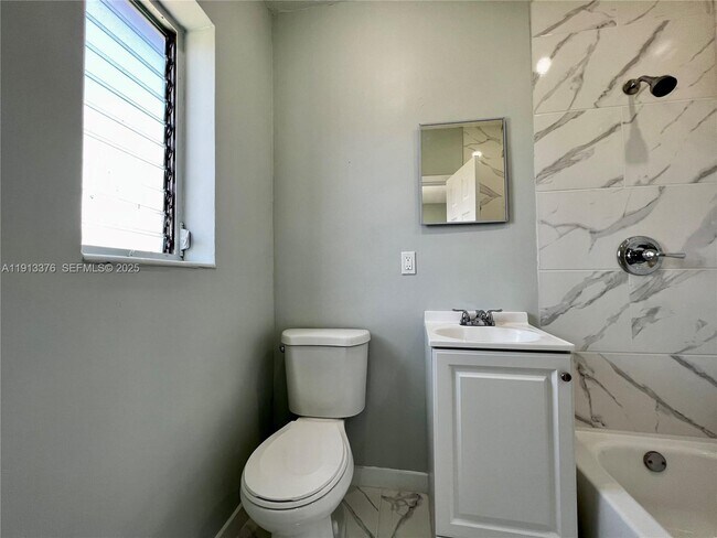 Building Photo - 806 NW 7th Terrace