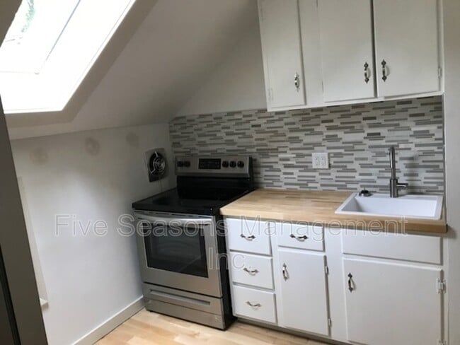 Building Photo - 392 St Paul St