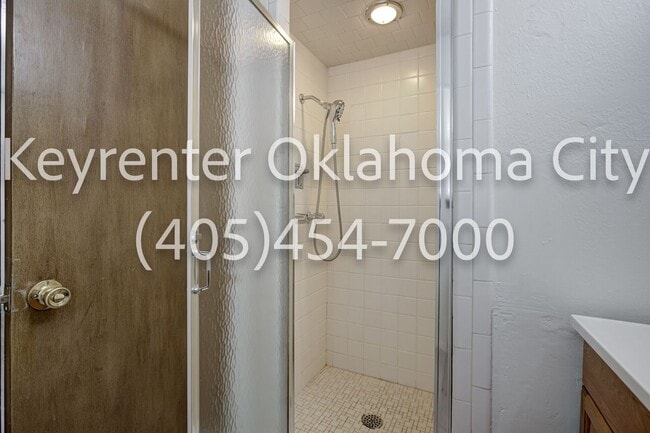 Building Photo - Massive 3BD/2BTH Home Minutes from the Highway.
